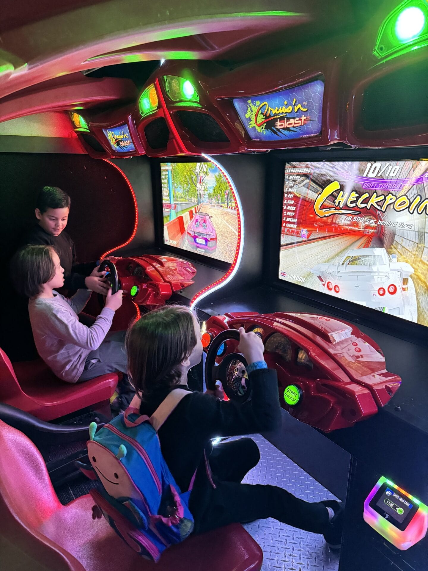 ti gason ap jwe nan atraksyon machin lan