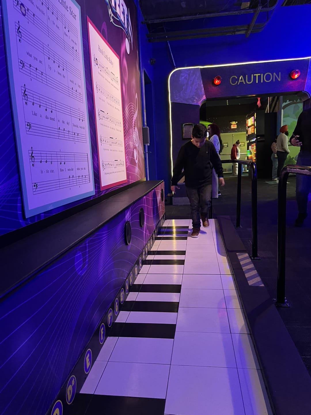 ti gason k ap mache sou yon gwo jwèt pyano 2