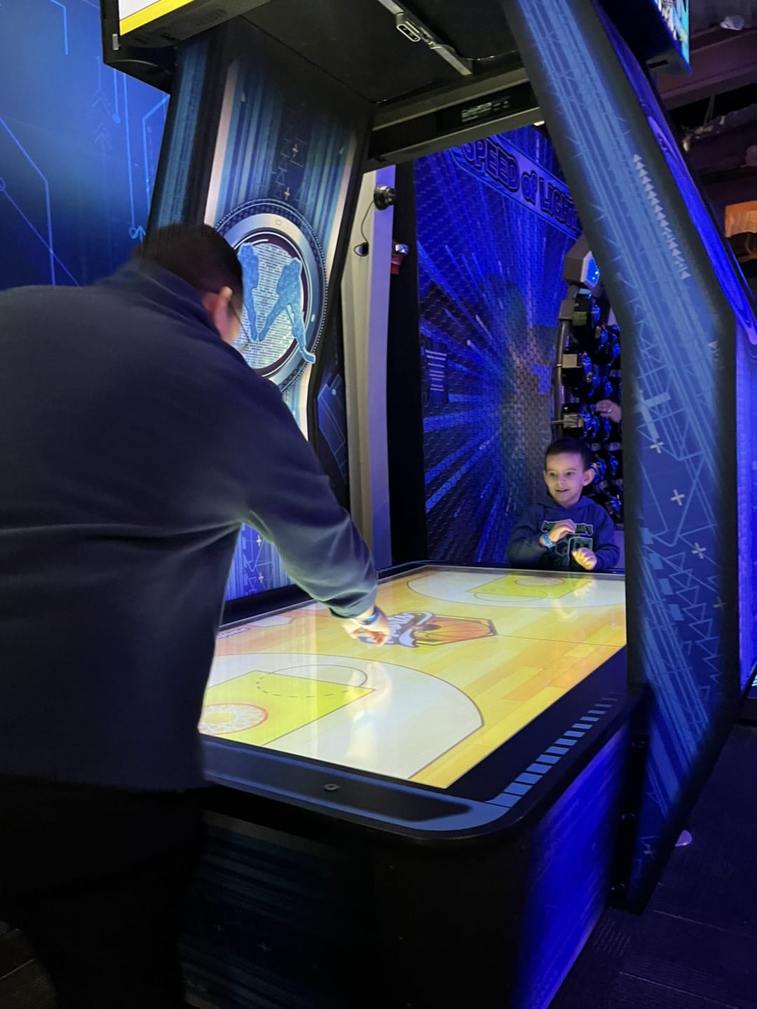 pwofesè ak ti gason ap jwe