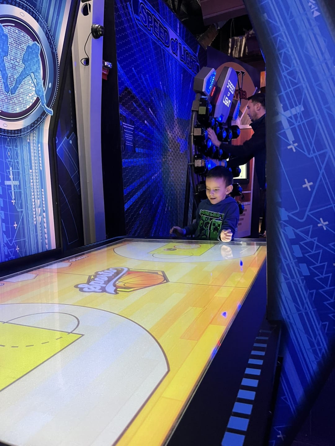 ti gason ap jwe jwèt