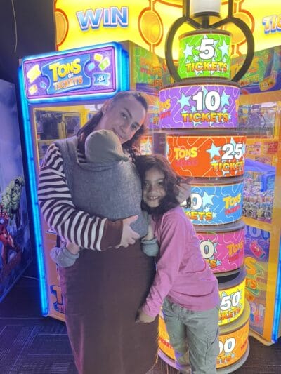 Fanm ak ti bebe ak ti fi ap souri