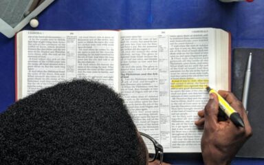 Elèv k ap li yon bib